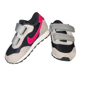 Nike little Kids' Black and Pink Sneakers